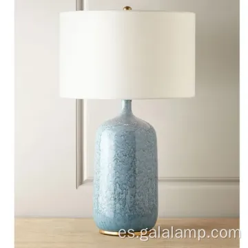 Elegante lámpara de cobre y cerámica con diseños tradicionales